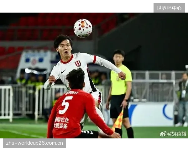 U23球员胡荷韬撑起蓉城左路攻防体系,其稳定的发挥是球队领跑积分榜的基石。 U23球员胡荷韬撑起蓉城左路攻防体系,其稳定的发挥是球队领跑积分榜的基石。